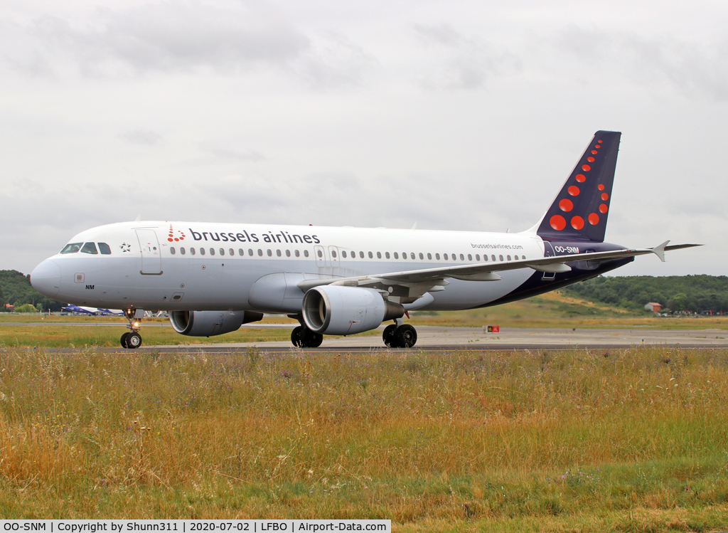 OO-SNM, 2003 Airbus A320-214 C/N 2003, Taxiing to the Terminal...
