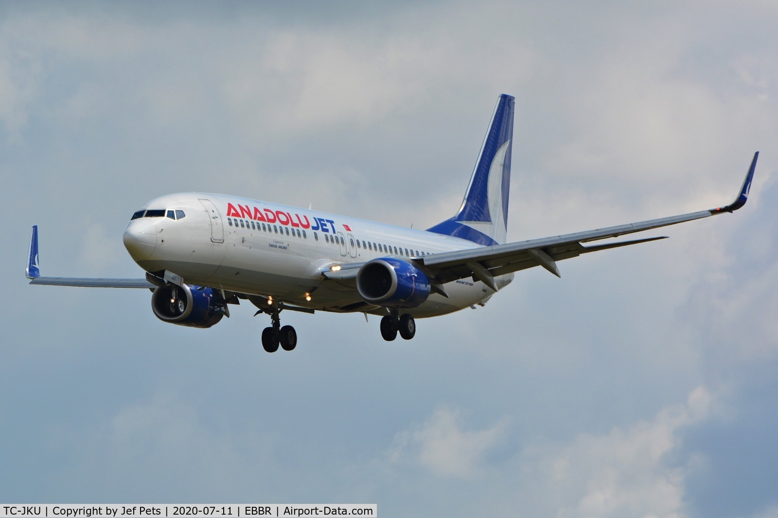 TC-JKU, 2015 Boeing 737-8Q8 C/N 41805, Landing at Brussels Airport.