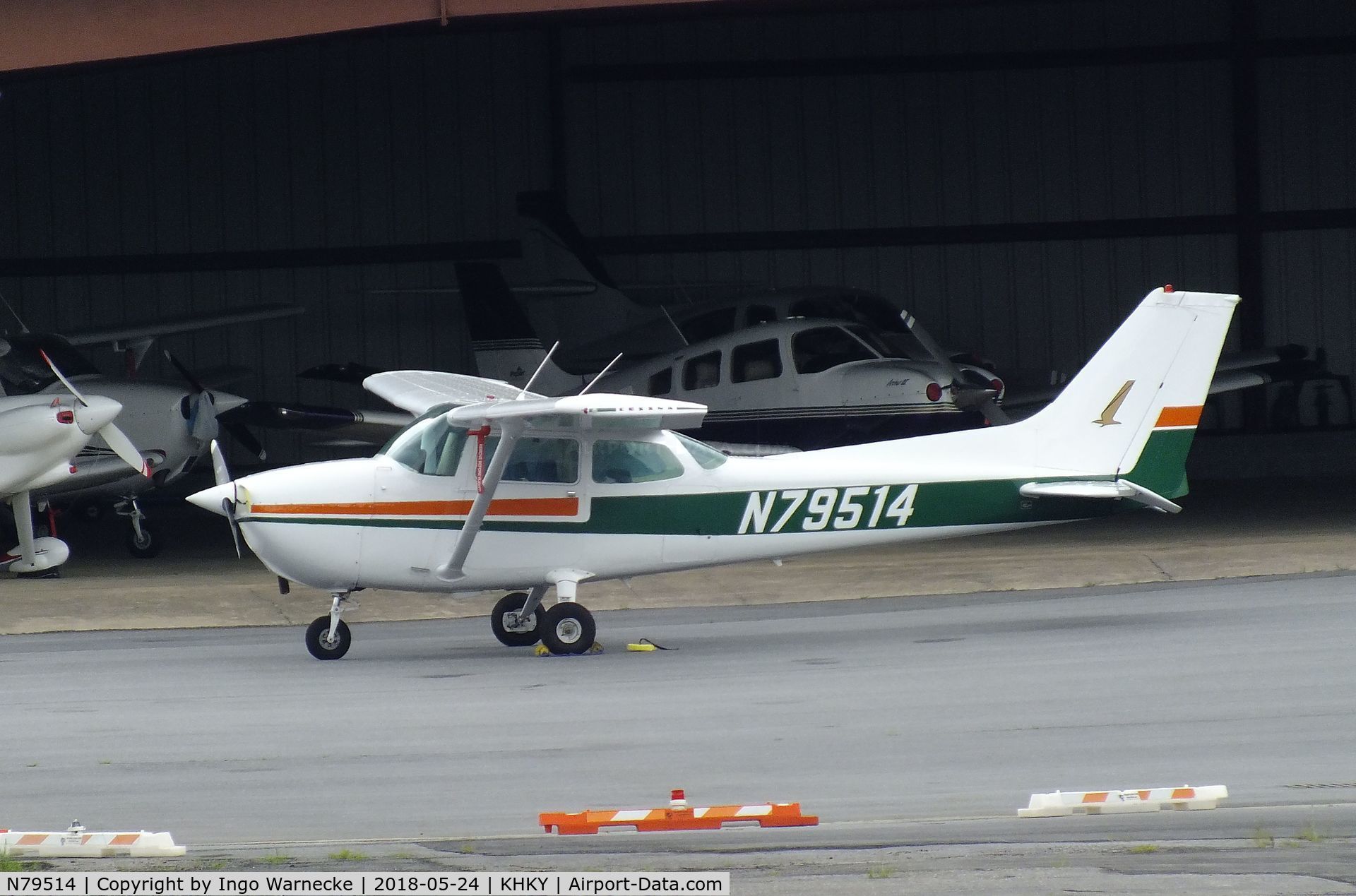 N79514, 1976 Cessna 172N C/N 17268134, Cessna 172N Skyhawk at the Hickory regional airport