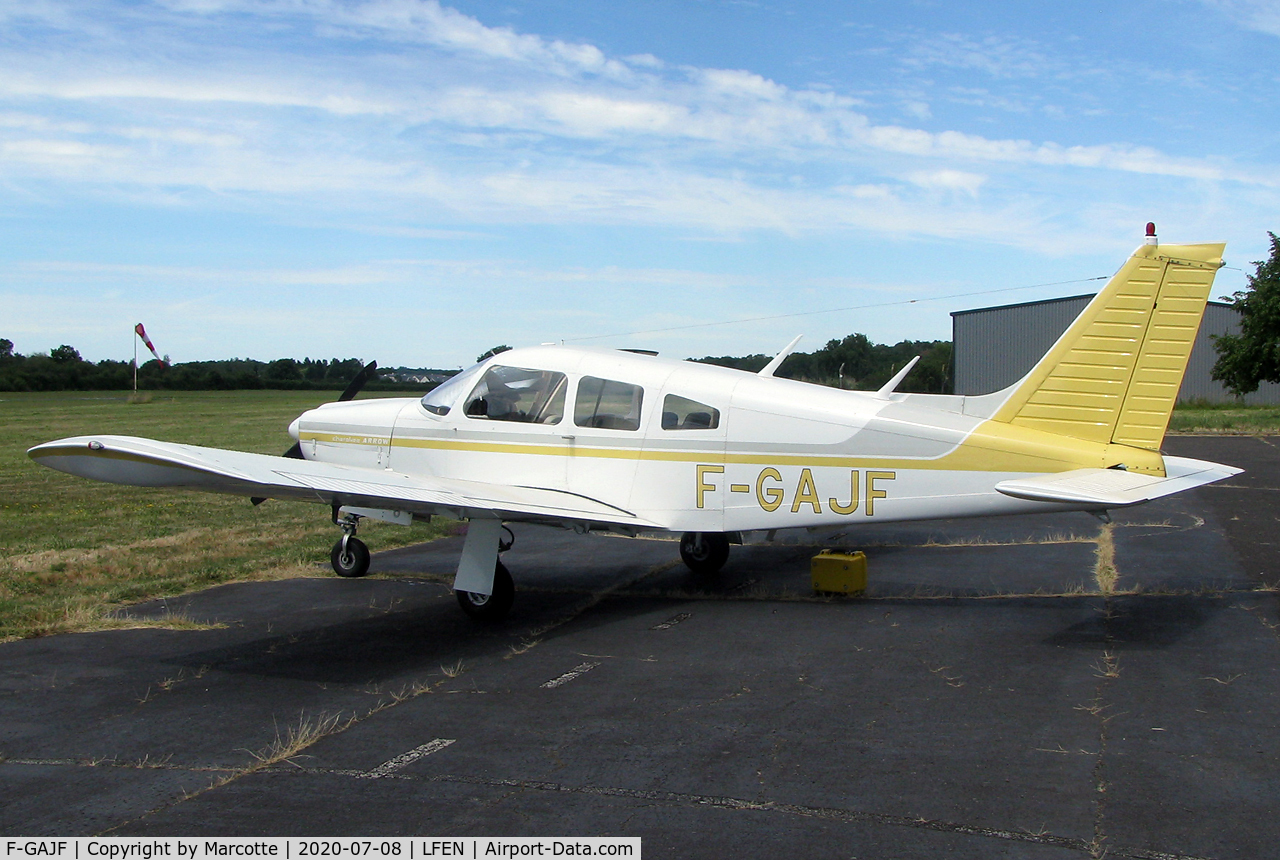 F-GAJF, Piper PA-28R-200 Cherokee Arrow C/N 28R-7635357, On stopover.