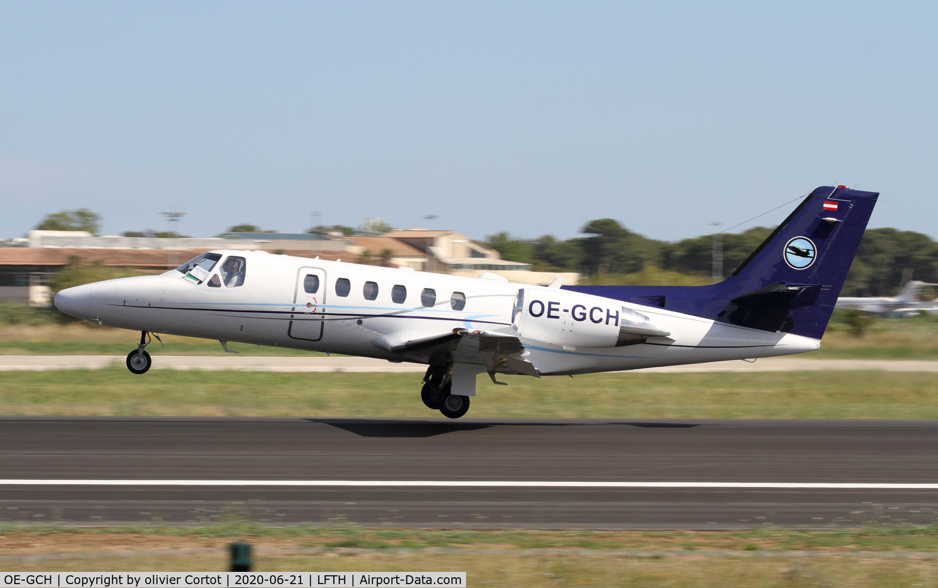 OE-GCH, 2002 Cessna 550 Citation Bravo C/N 550-1022, taking off
