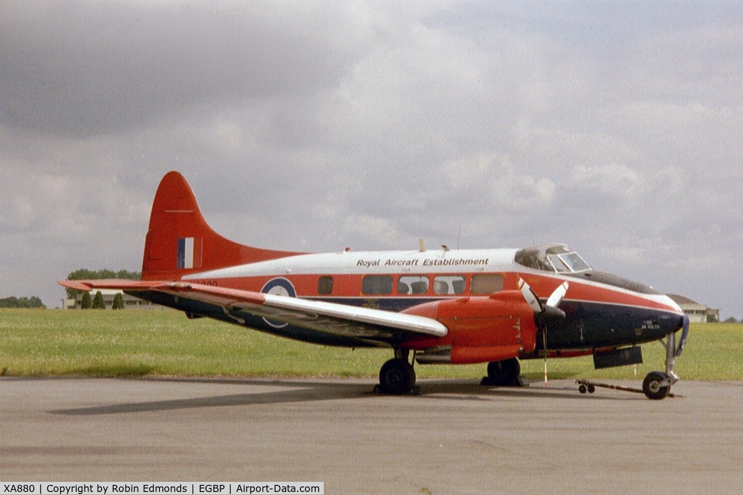 XA880, 1953 De Havilland D.H. 104 Devon C1 C/N 04436, XA880 at Kemble Cotswold airfield in August 2002