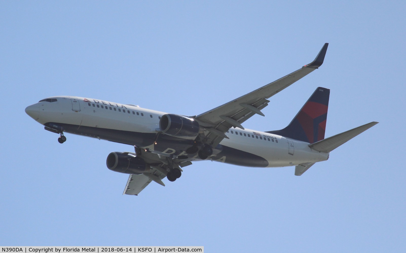 N390DA, 2000 Boeing 737-832 C/N 30536, SFO 2018