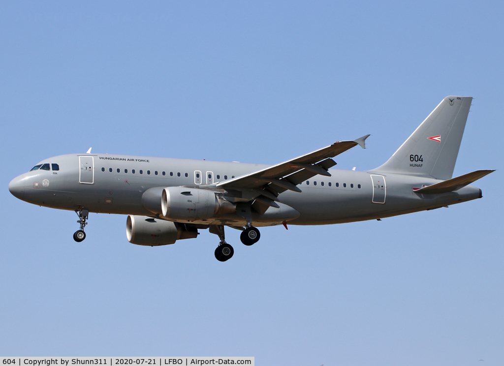 604, 2008 Airbus A319-112 C/N 3604, Landing rwy 14R