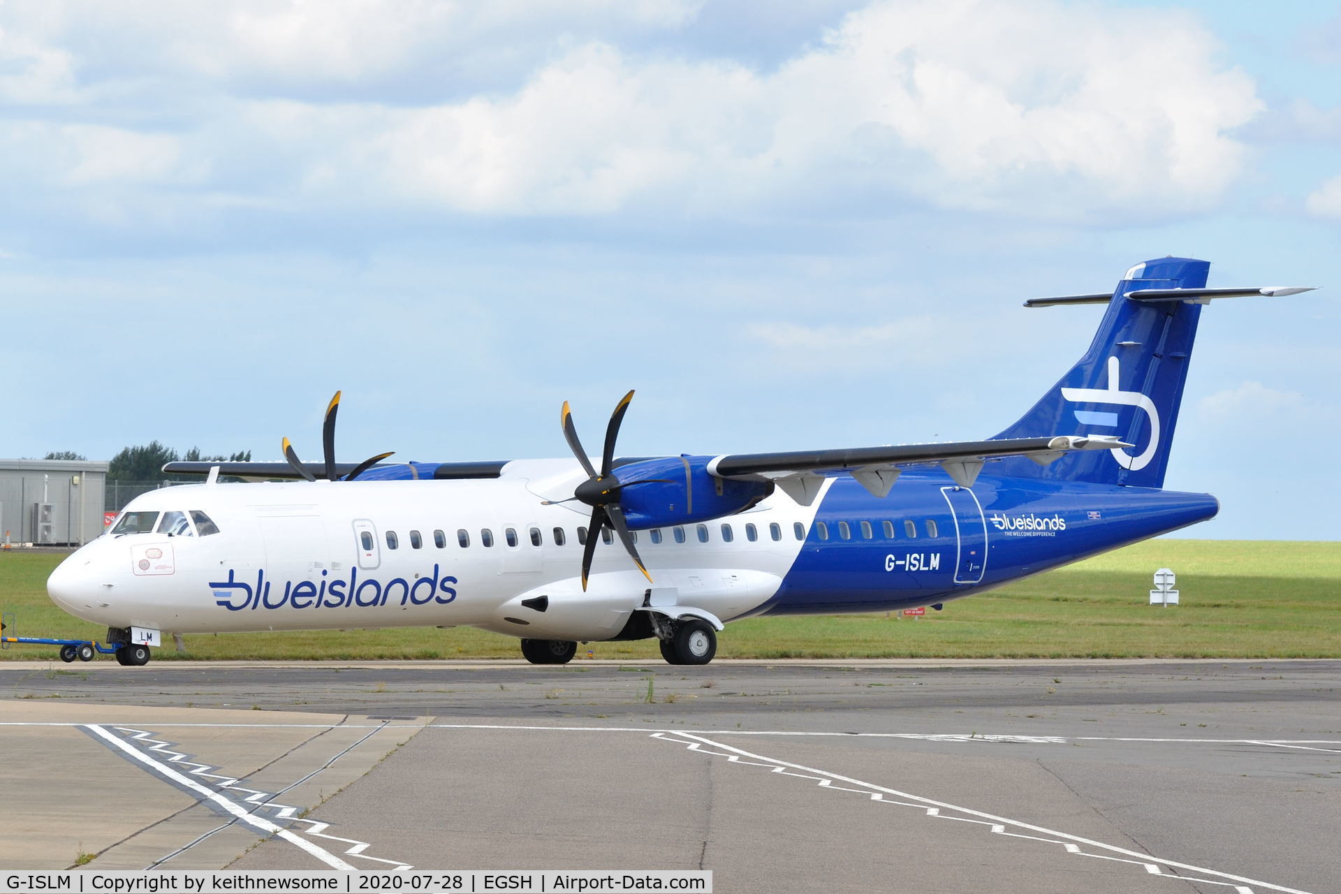 G-ISLM, 2007 ATR 72-212A C/N 762, Towed from spray shop with later colour scheme.