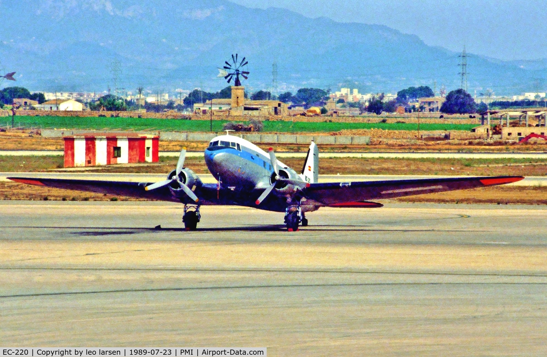 EC-220, 1945 Douglas C-47B-30-DK C/N 33058, Palma de Mallorca 23.7.1989