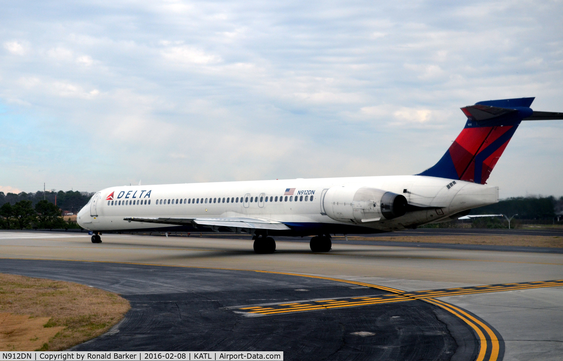 N912DN, 1996 McDonnell Douglas MD-90-30 C/N 53392, On to hold Runway 26L Atlanta