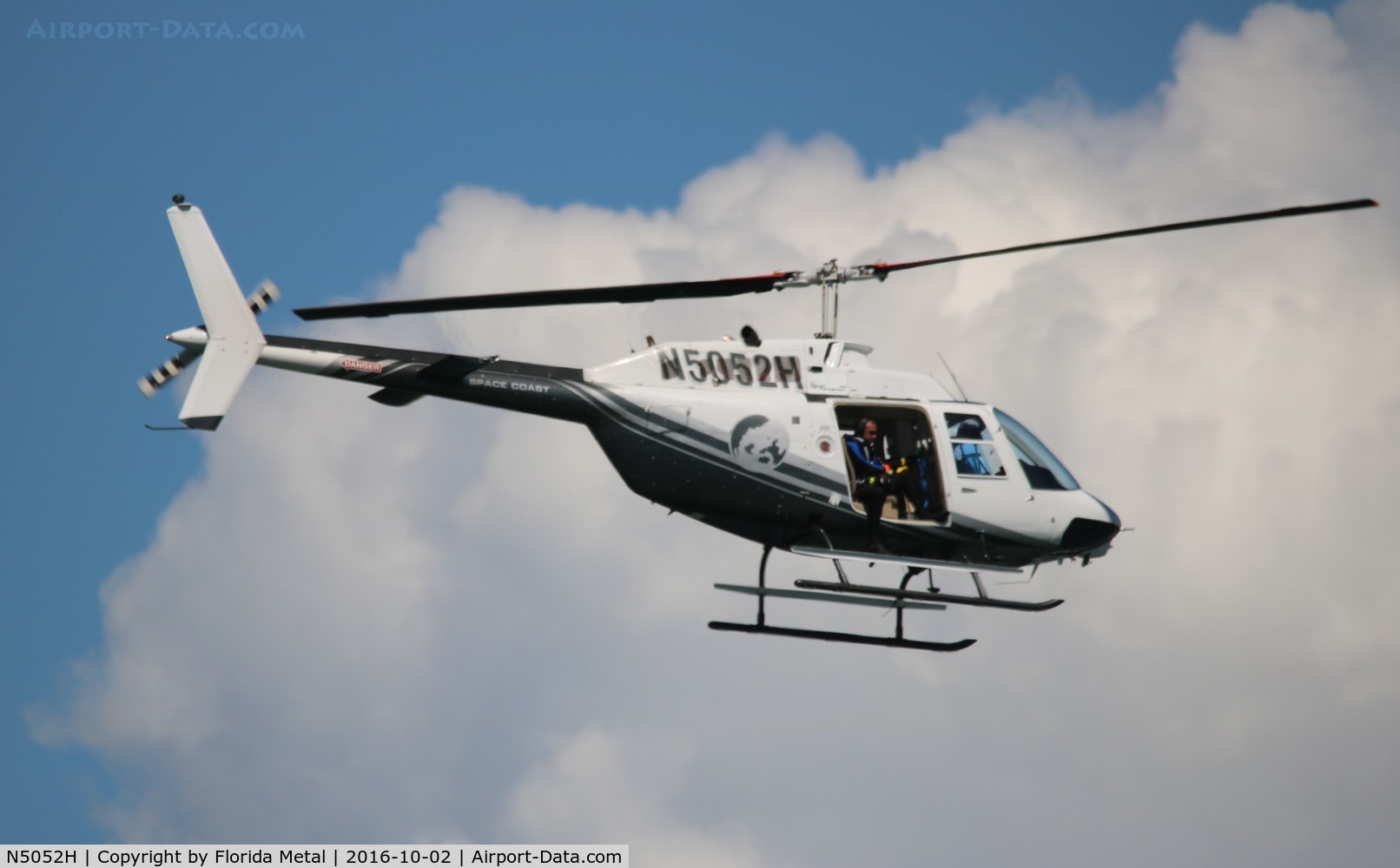 N5052H, 1990 Bell 206B C/N 4115, Bell 206B over Clearwater