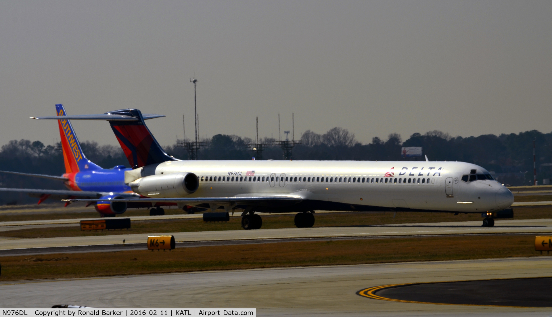 N976DL, 1991 McDonnell Douglas MD-88 C/N 53257, Taxi Atlanta