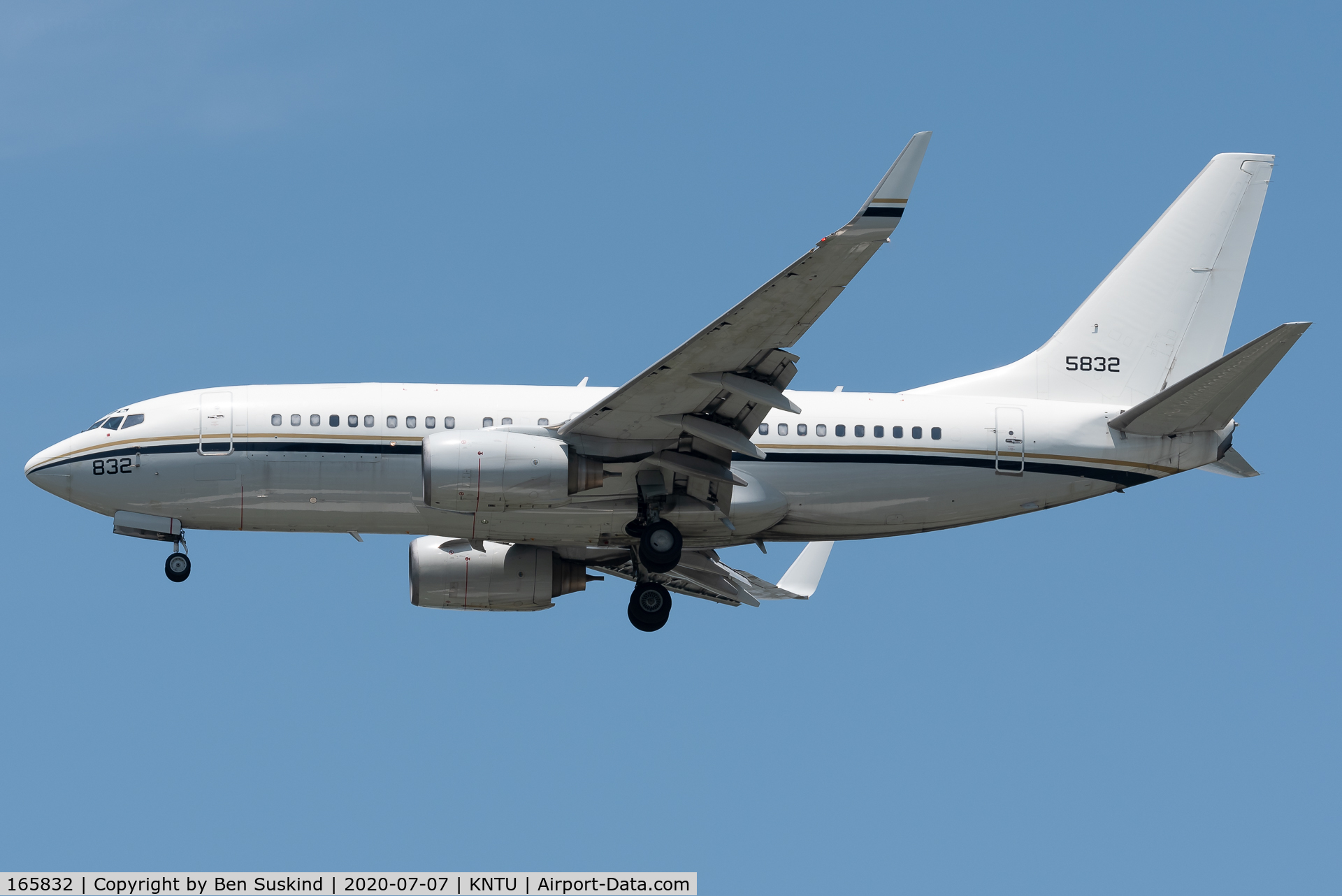 165832, 2001 Boeing C-40A Clipper C/N 30781/742, CNV landing at Oceana NAS.