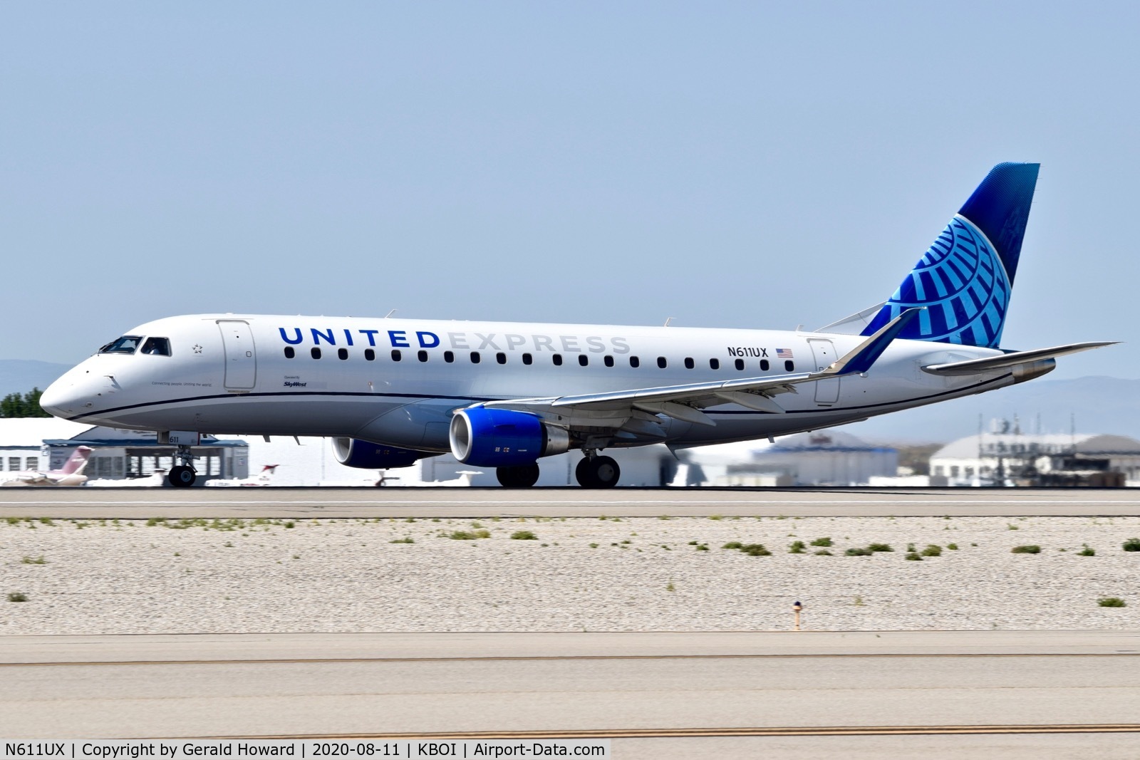 N611UX, 2019 Embraer 175LR (ERJ-170-200LR) C/N 17000811, Take off run on 10L.