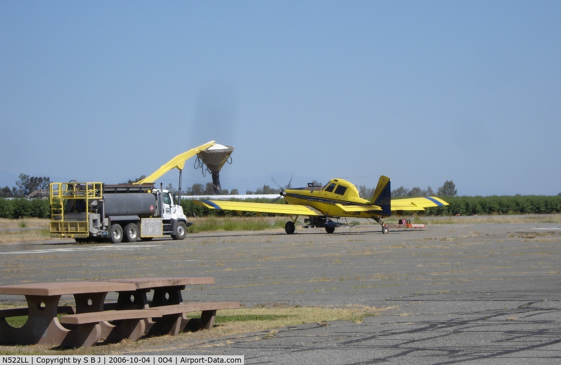 N522LL, 2013 Air Tractor AT-802 C/N 802-0532, Truck moving in to load 2LL.