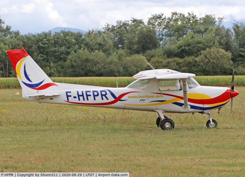 F-HFPR, Reims F152 C/N 1701, Parked in the grass...