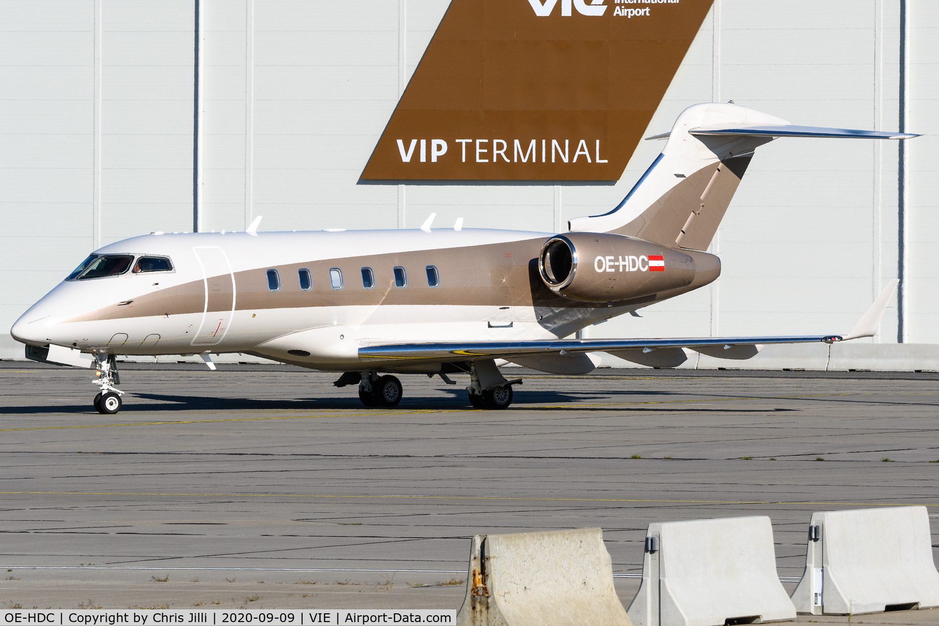 OE-HDC, 2011 Bombardier Challenger 300 (BD-100-1A10) C/N 20310, Laudamotion Executive