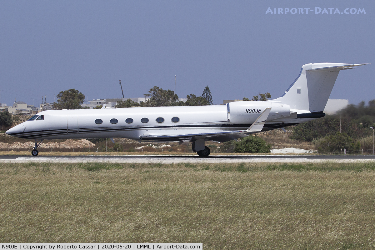 N90JE, 1998 Gulfstream Aerospace G-V C/N 552, Runway 31