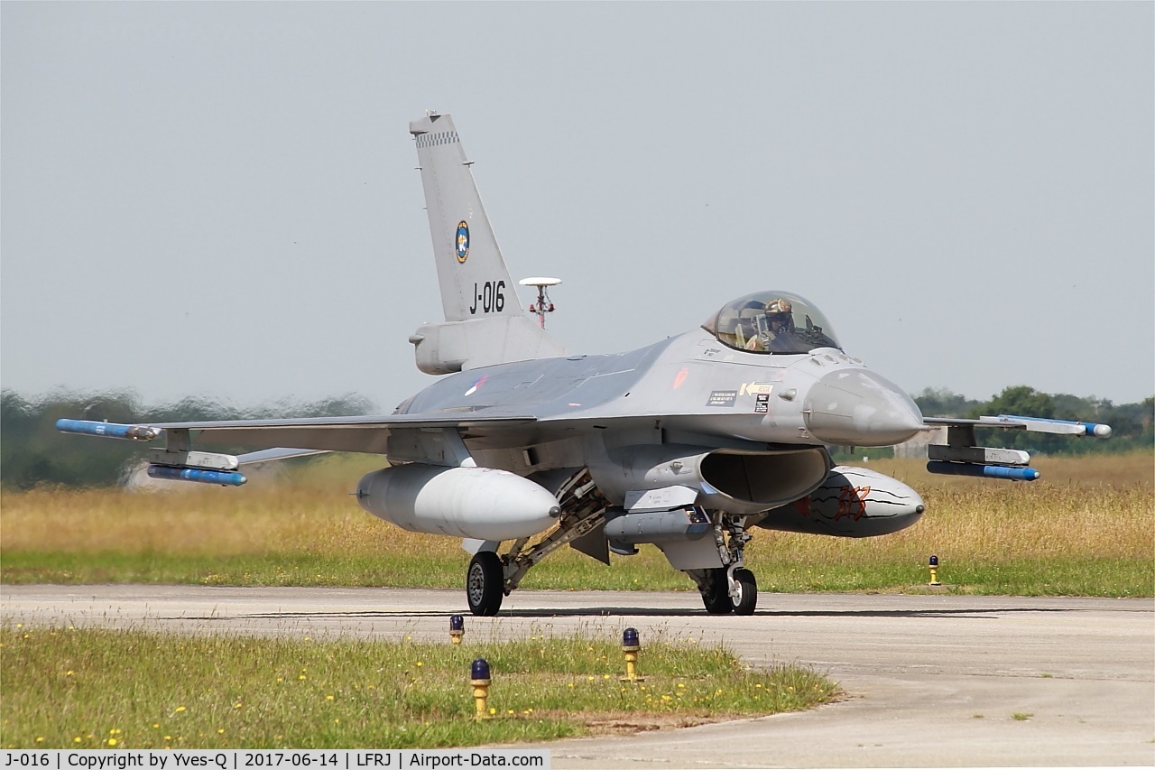 J-016, General Dynamics F-16AM Fighting Falcon C/N 6D-172, General Dynamics F-16AM Fighting Falcon, Taxiing to flight line, Landivisiau Naval Air Base (LFRJ) Tiger Meet 2017