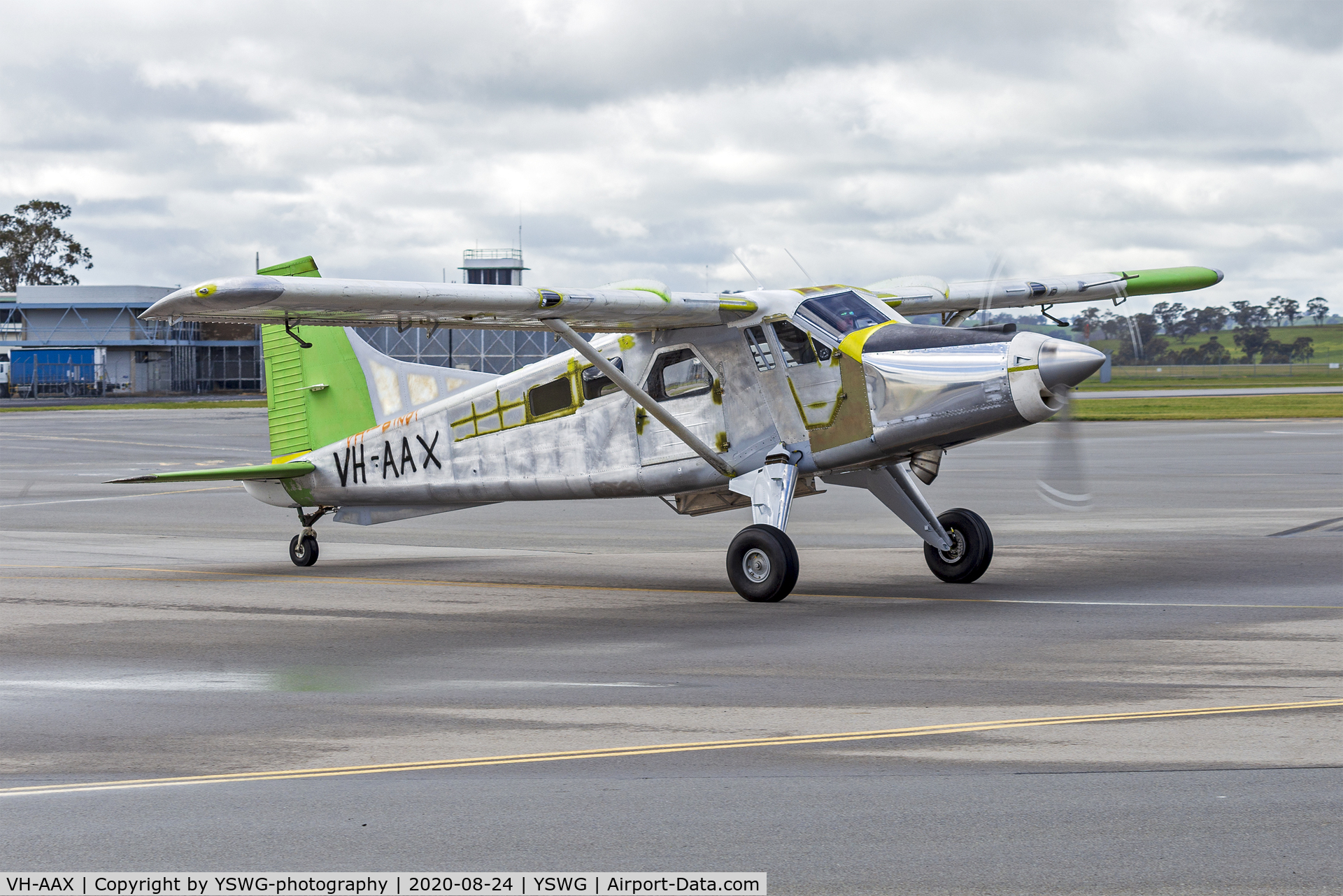 VH-AAX, 1959 De Havilland Canada DHC-2/A1 C/N 1411, De Havilland Canada DHC-2-A1 Wallaroo taxiing at Wagga Wagga Airport