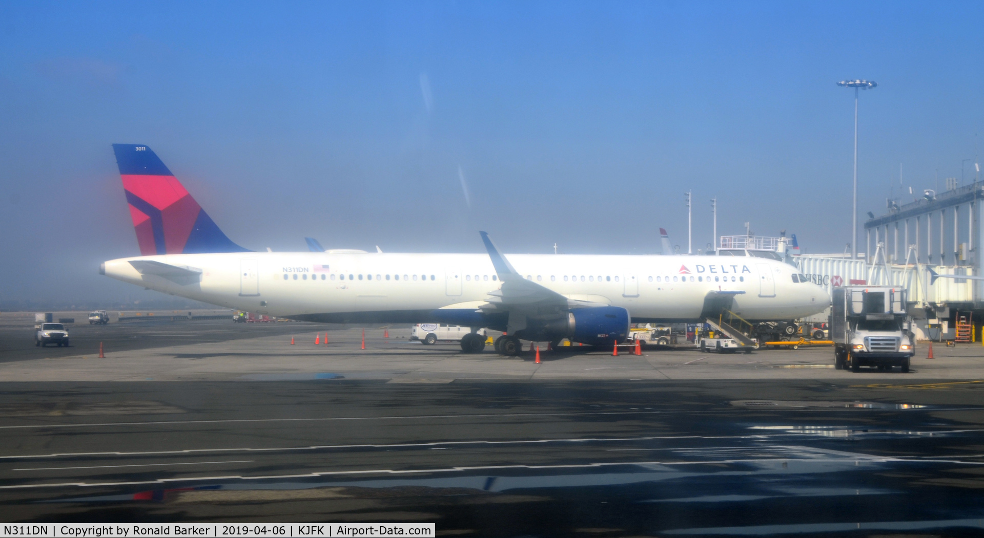 N311DN, 2016 Airbus A321-211 C/N 7304, Parked JFK