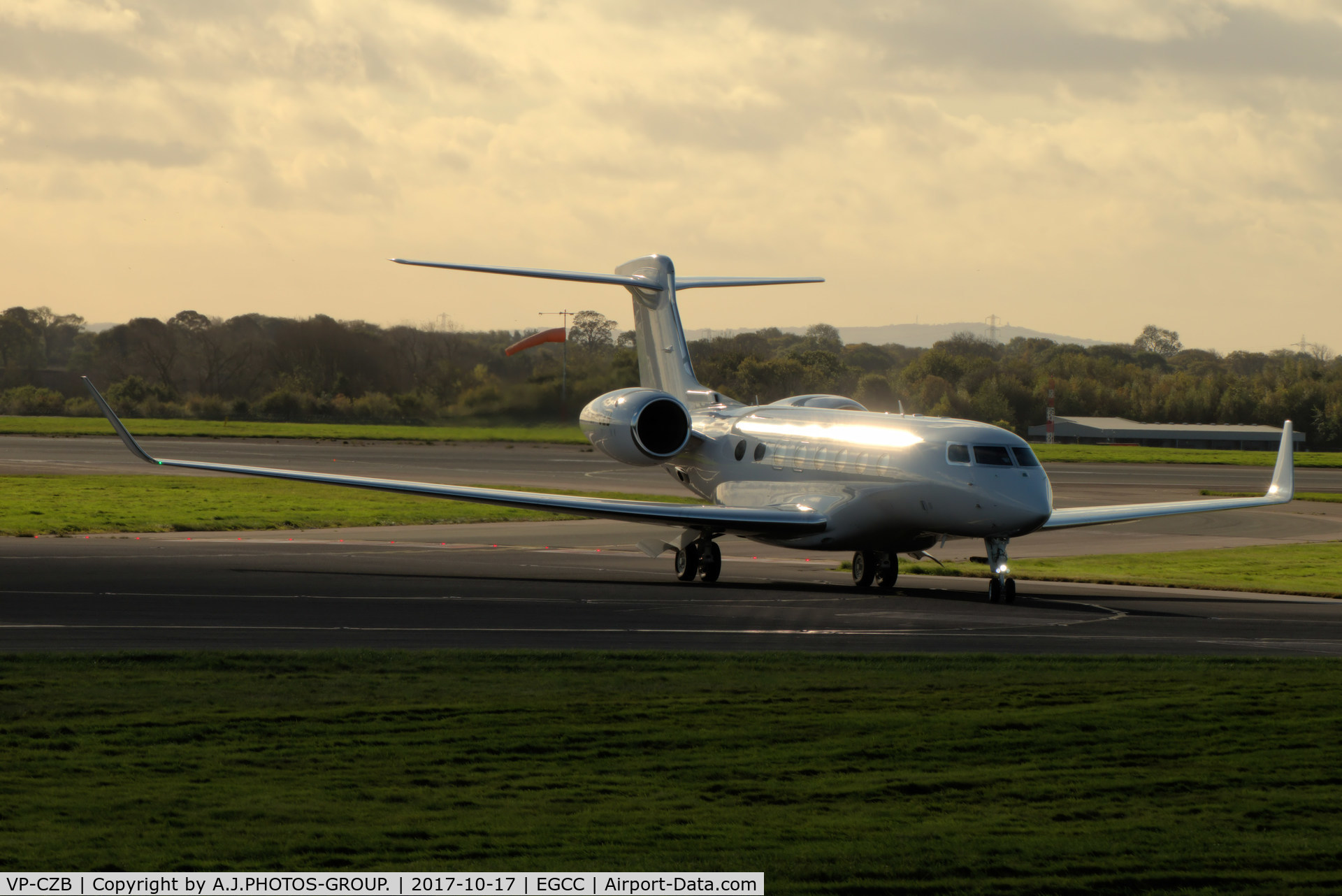 VP-CZB, 2015 Gulfstream Aerospace G650 (G-VI) C/N 6129, taxing in to go to the FBO exc ramp