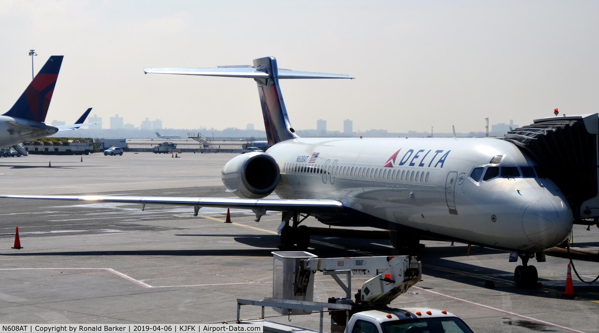 N608AT, 2000 Boeing 717-200 C/N 55081, At the gate JFK