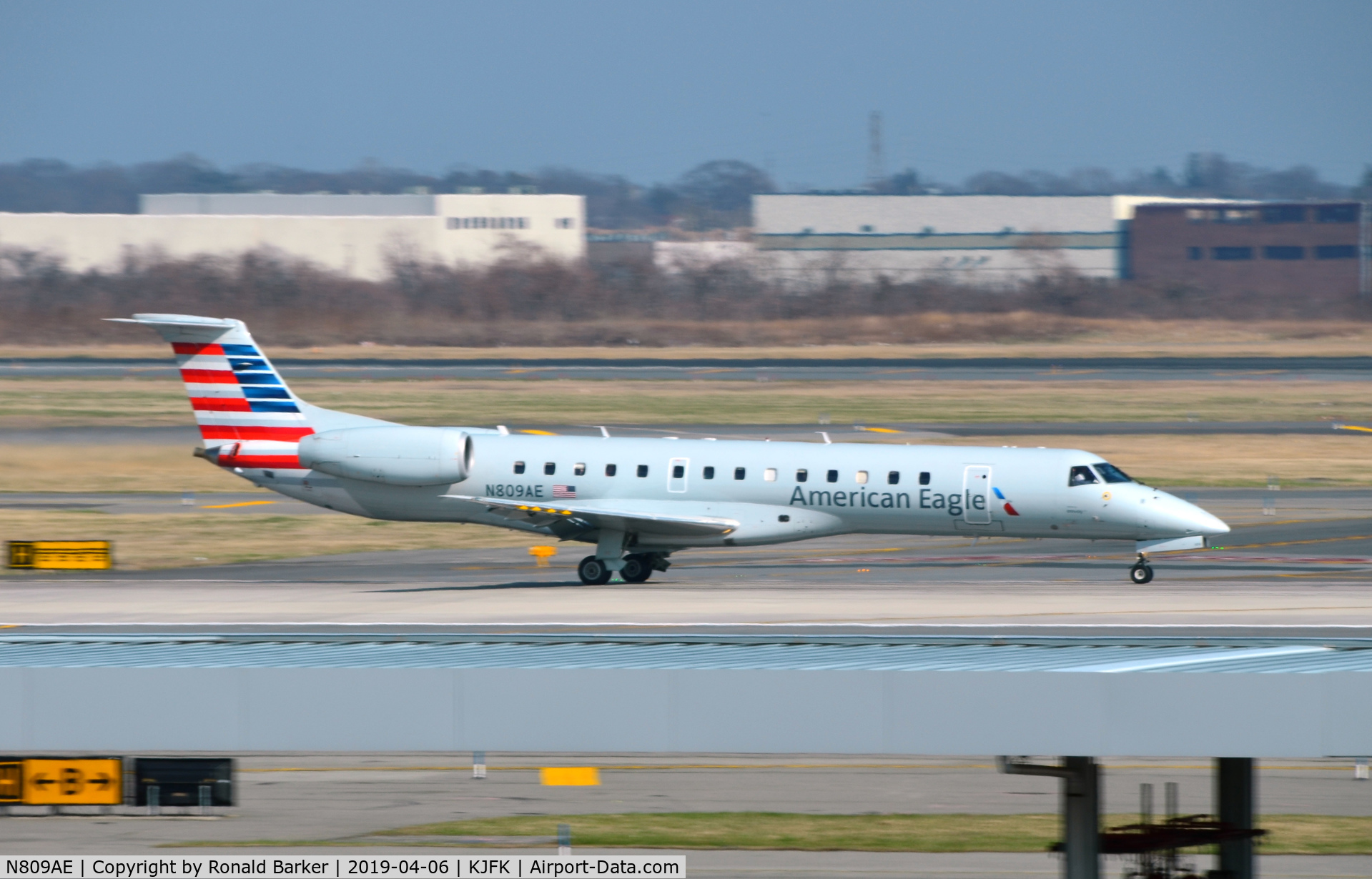 N809AE, 2001 Embraer ERJ-140LR (EMB-135KL) C/N 145521, Landing JFK