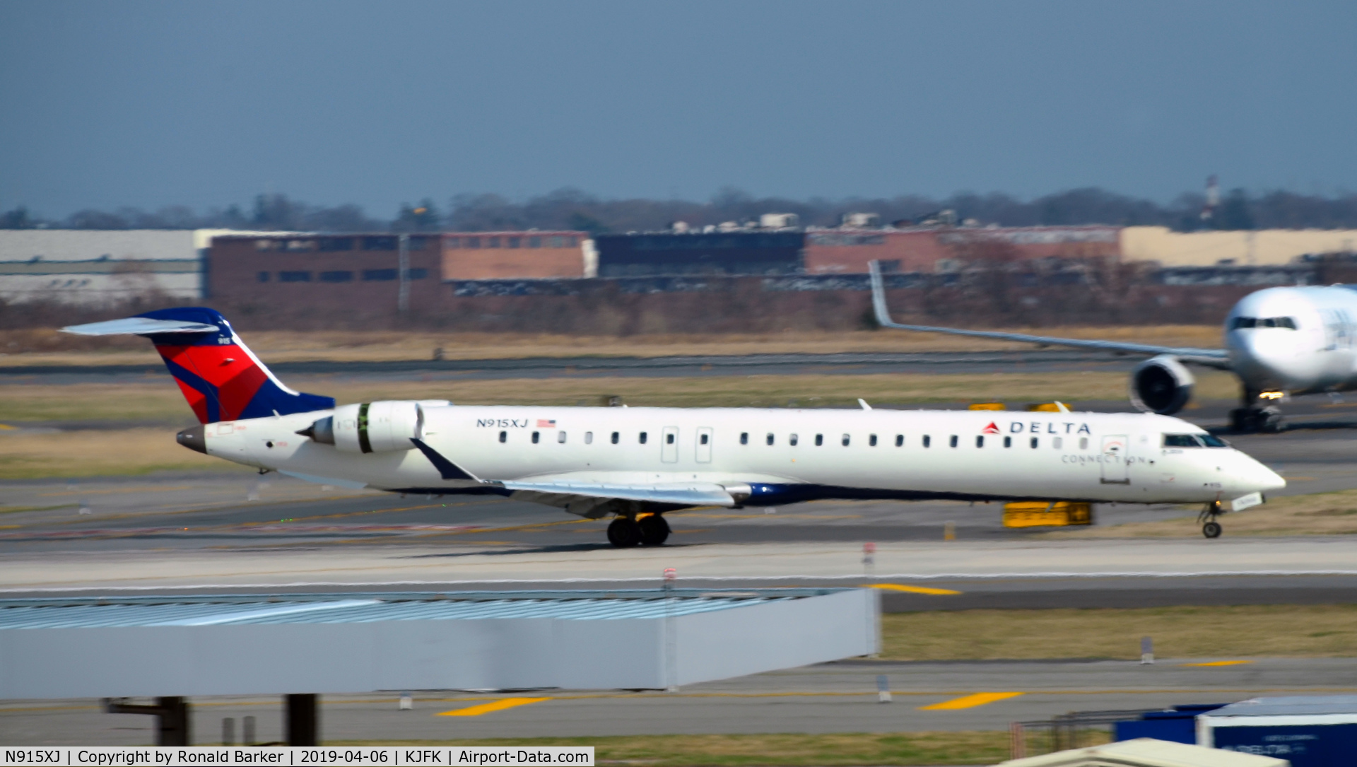 N915XJ, 2007 Bombardier CRJ-900ER (CL-600-2D24) C/N 15150, Landing JFK