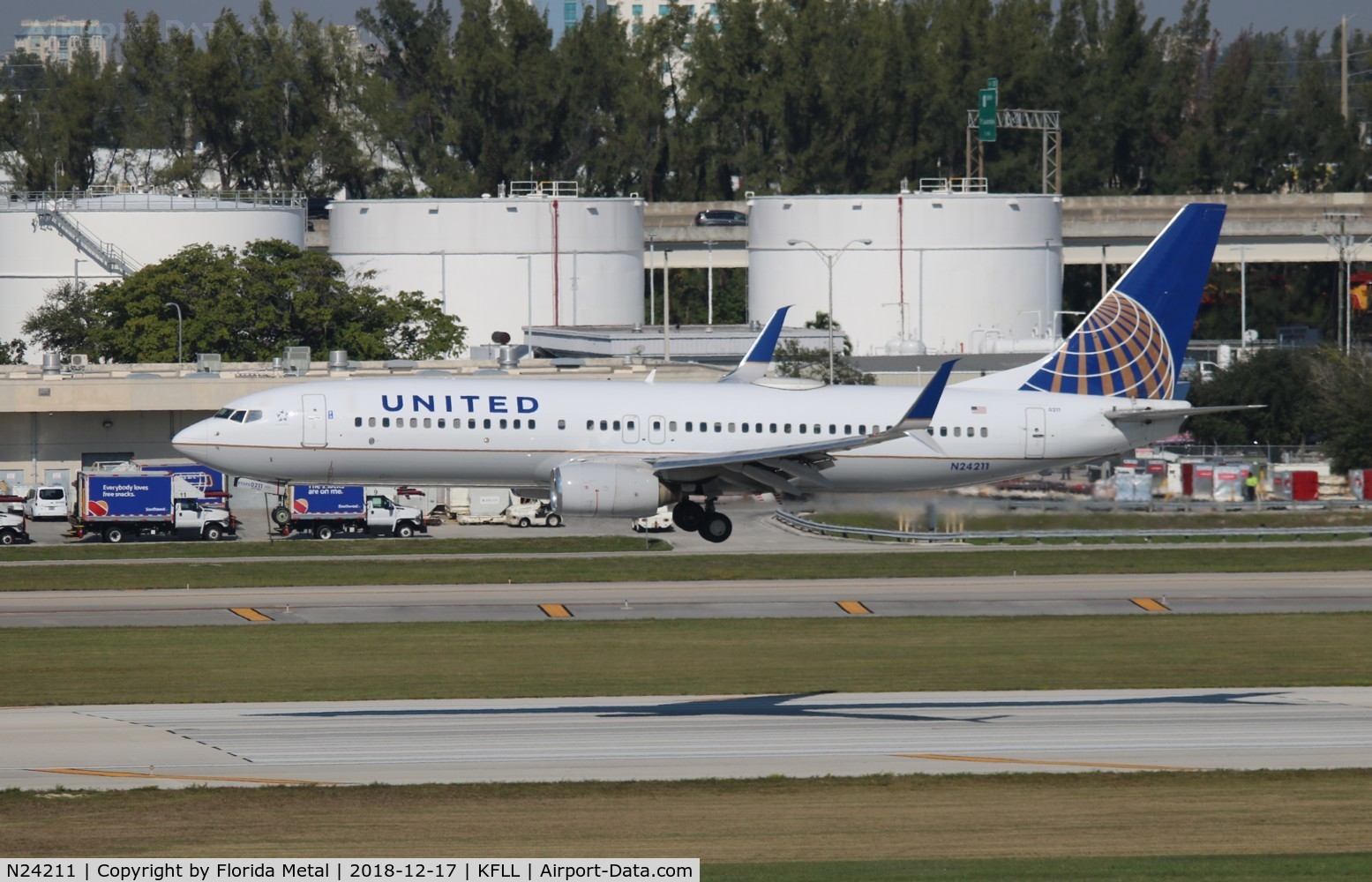N24211, 1998 Boeing 737-824 C/N 28771, United 737-824