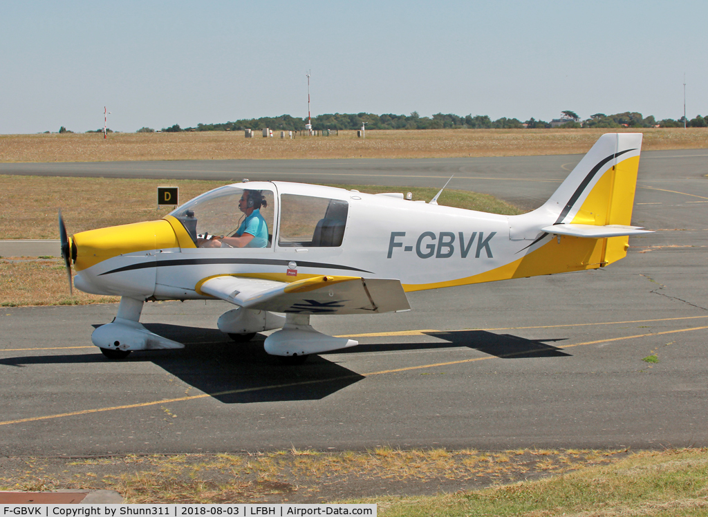 F-GBVK, Robin DR-400-108  Dauphin 2+2 C/N 1393, Taxiing to the Airclub...