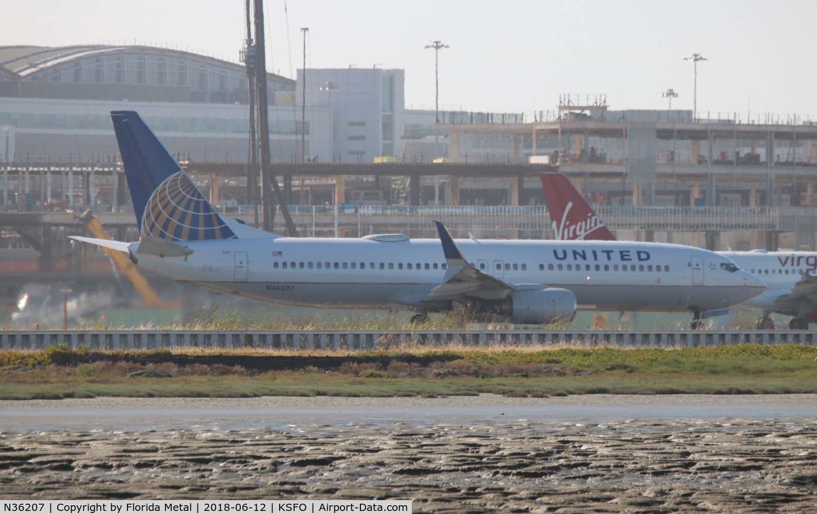 N36207, 2000 Boeing 737-824 C/N 30579, United 737-824