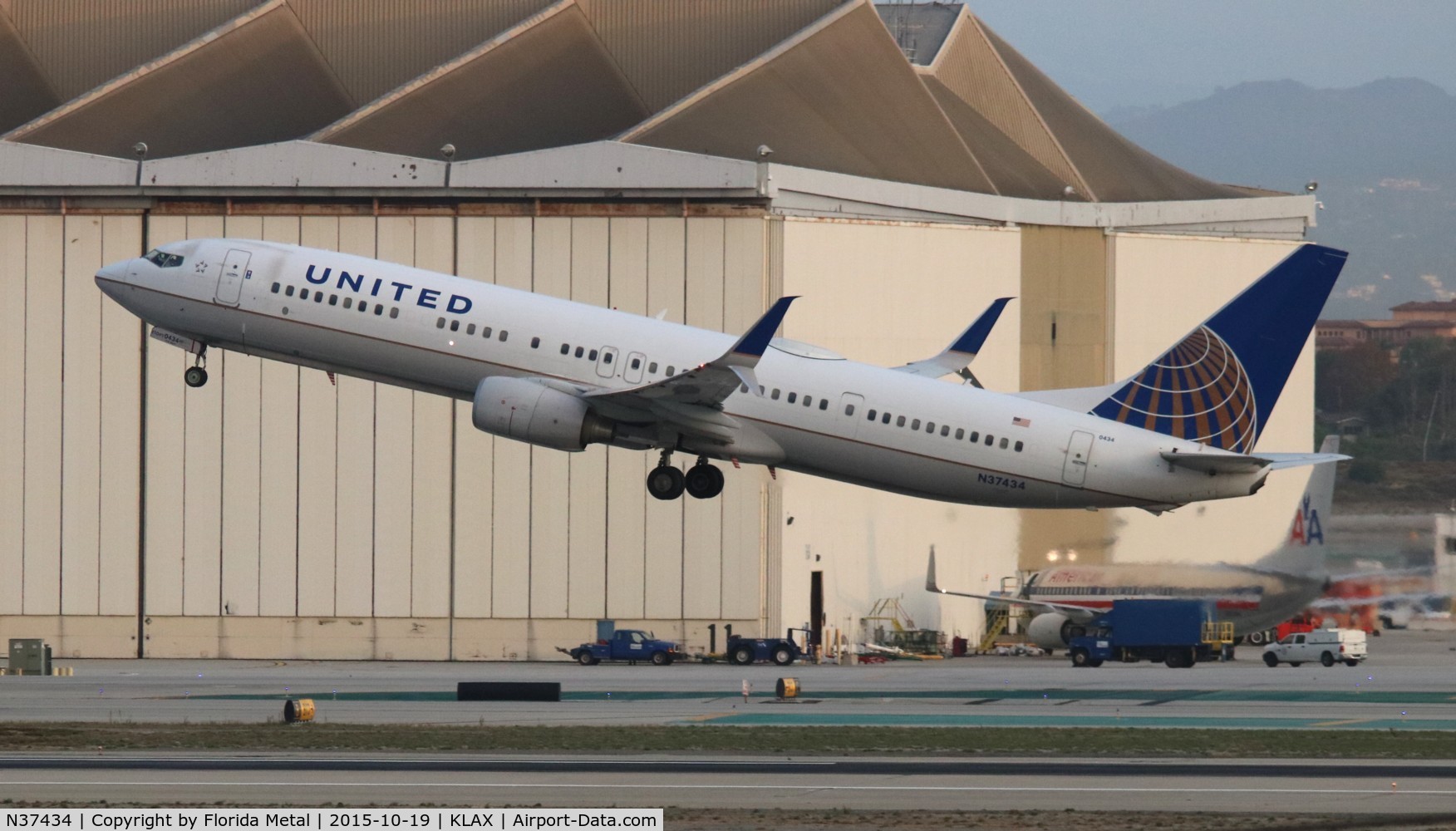 N37434, 2009 Boeing 737-924/ER C/N 33528, United 737-924