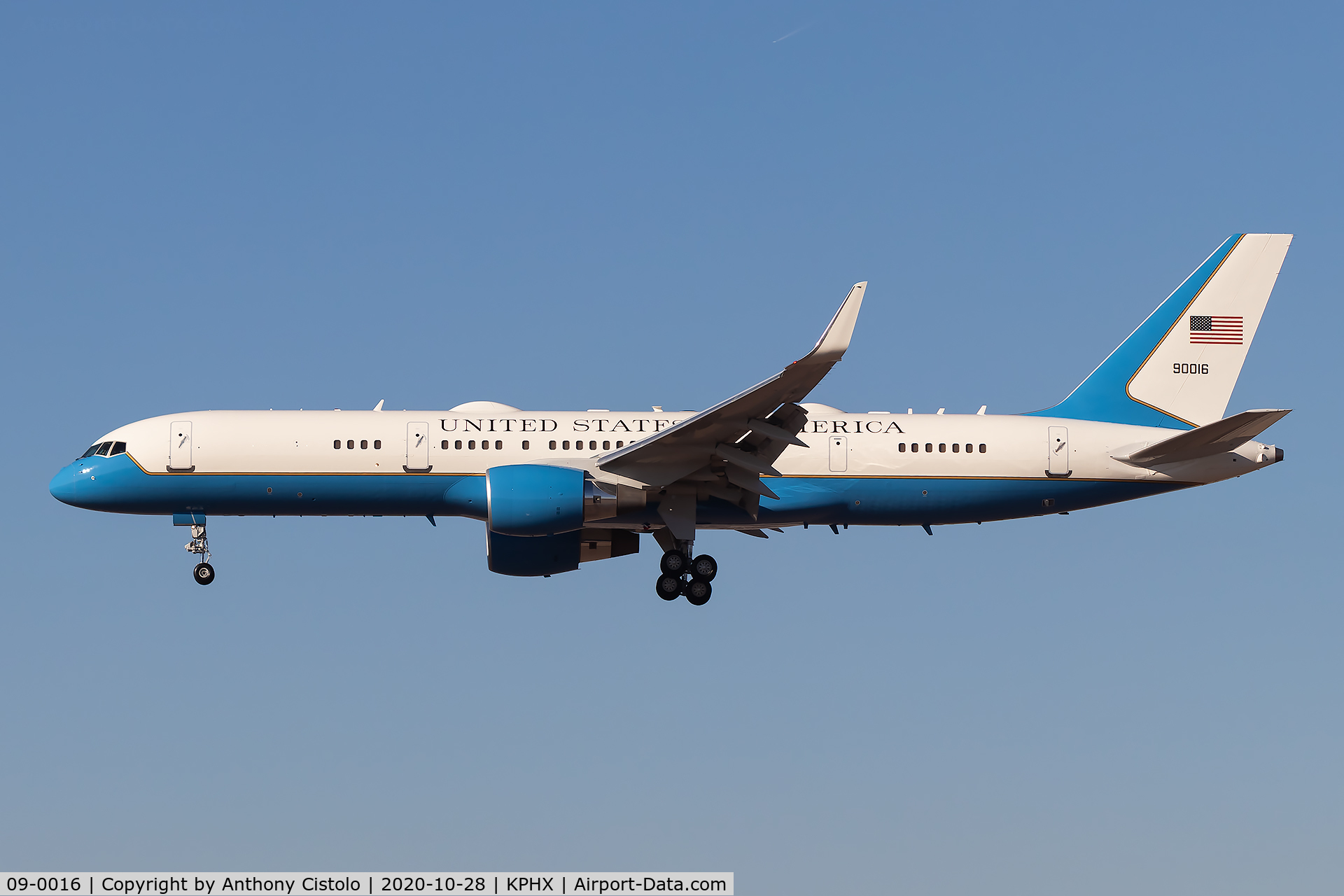 09-0016, 1996 Boeing 757-2Q8 C/N 28160, 09-0016 on final for runway 25L at KPHX, supporting POTUS.