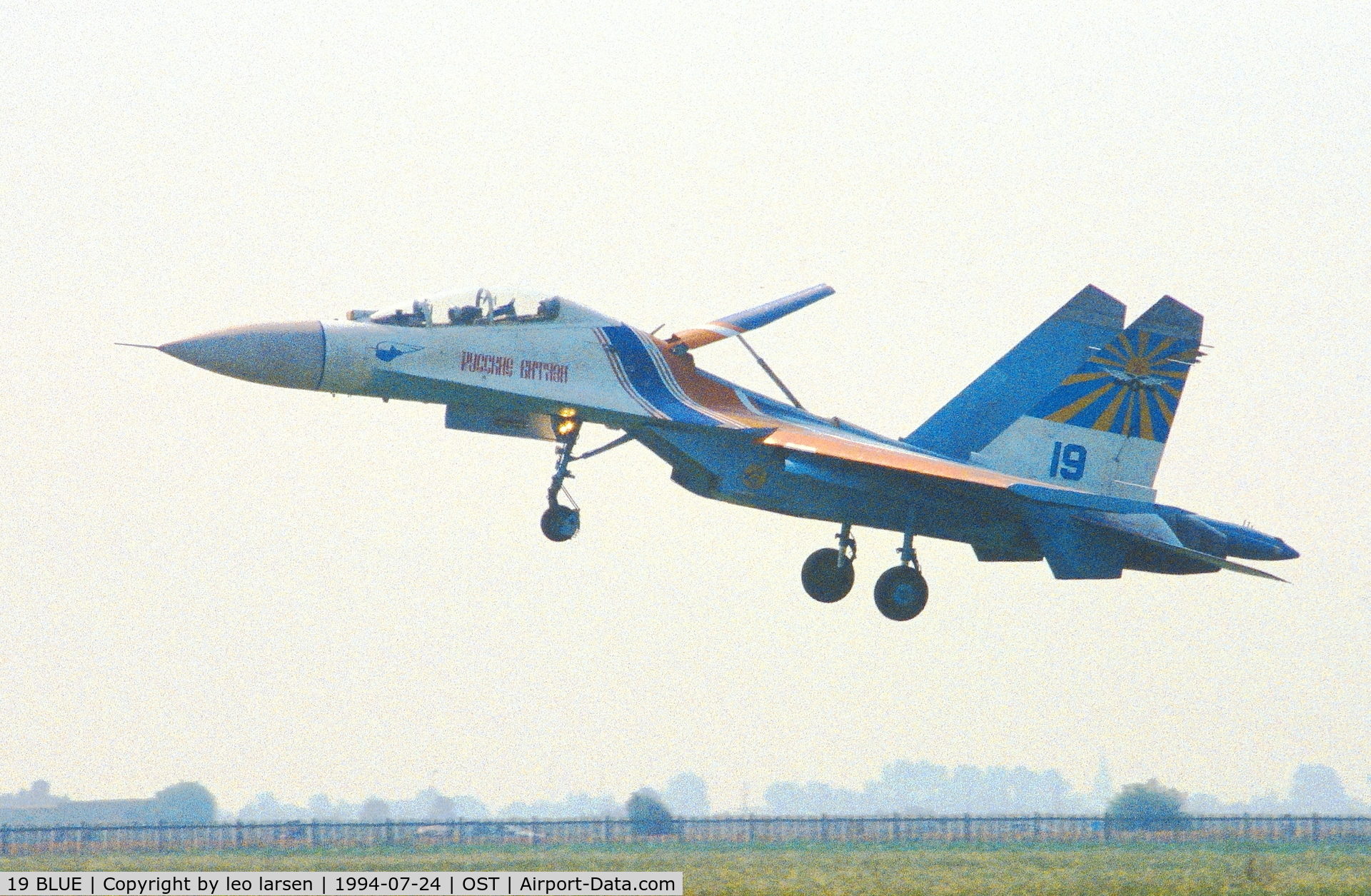 19 BLUE, Sukhoi Su-27UB C/N 1040807, Ostende Air Show 24.7.1994