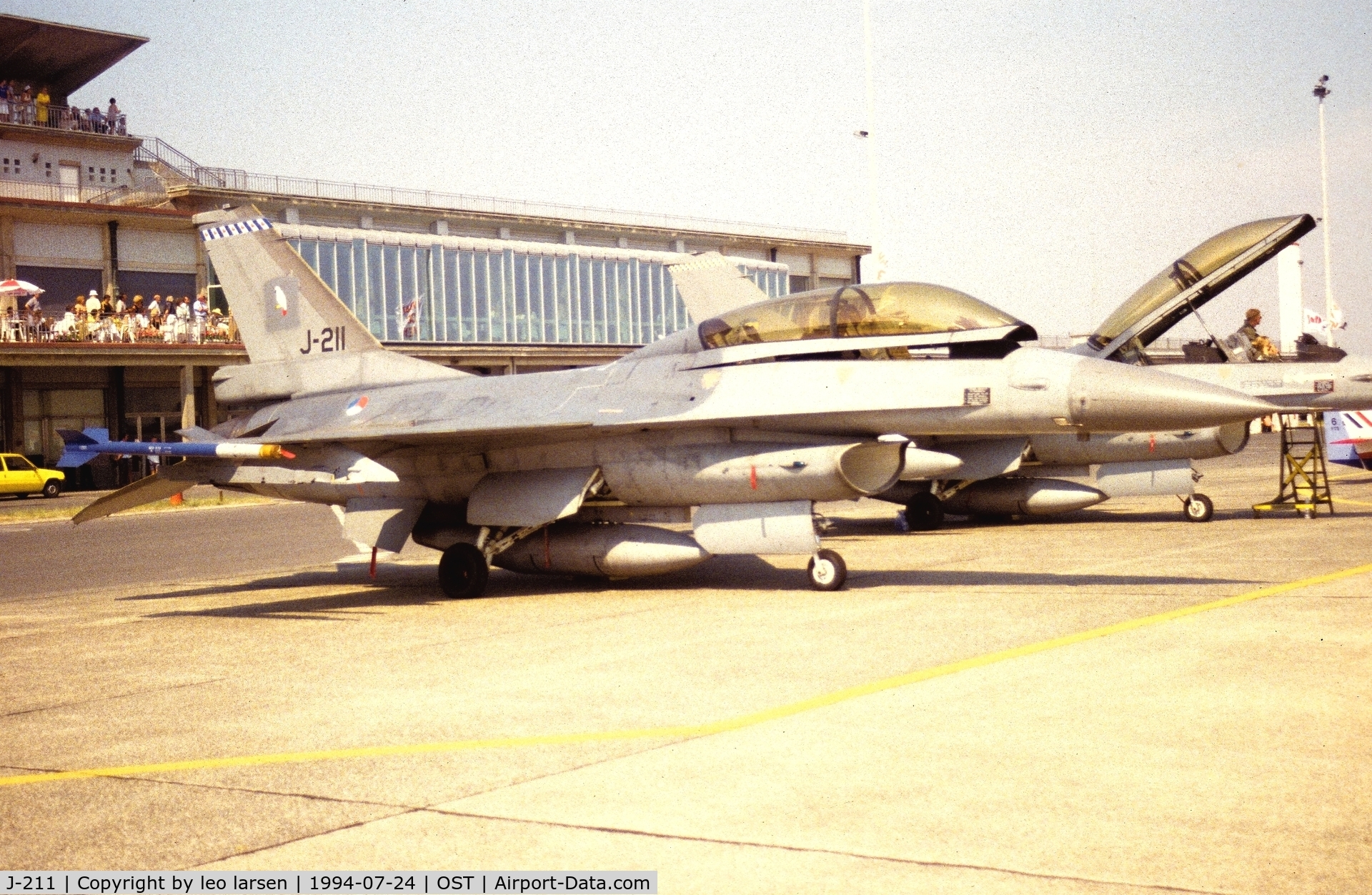 J-211, General Dynamics F-16BM Fighting Falcon C/N 6E-30, Ostende Air Show 24.7.1994