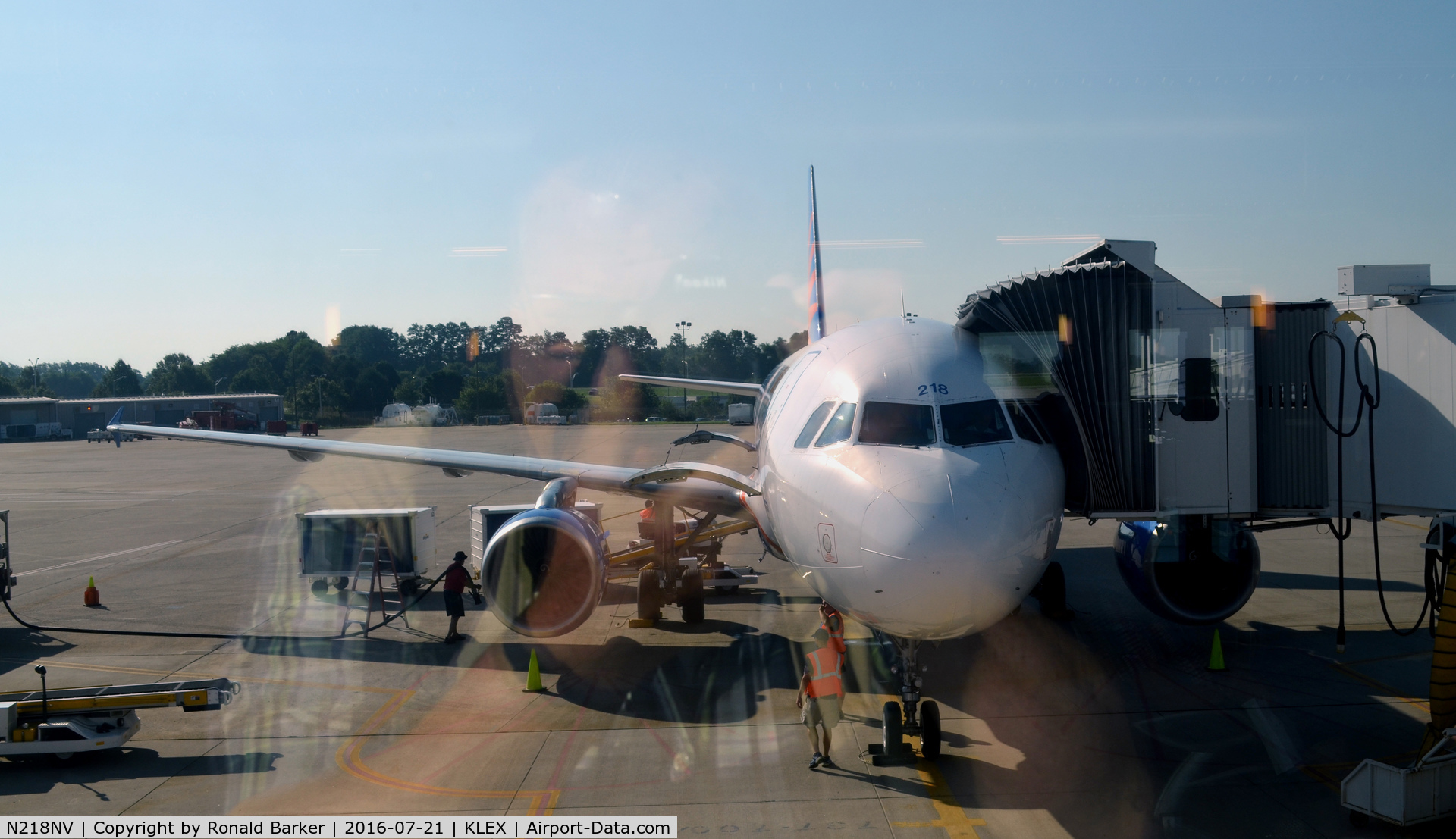 N218NV, 2000 Airbus A320-214 C/N 1229, At the gate Lexington