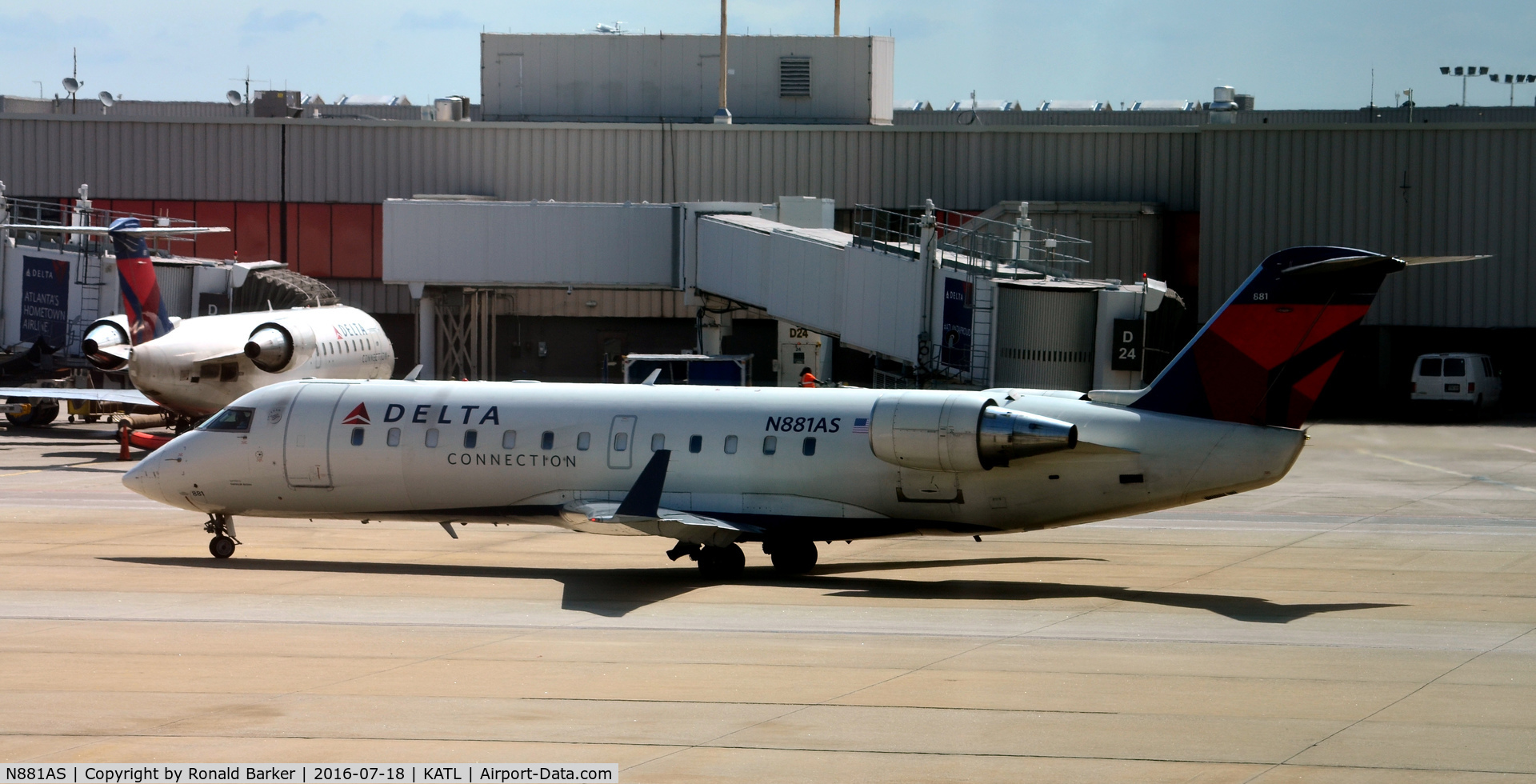 N881AS, 2001 Bombardier CRJ-200ER (CL-600-2B19) C/N 7496, Taxi Atlanta