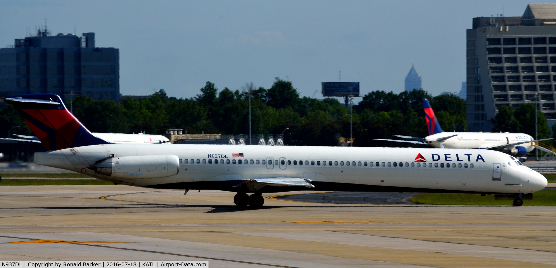 N937DL, 1989 McDonnell Douglas MD-88 C/N 49810, Taxi Atlanta