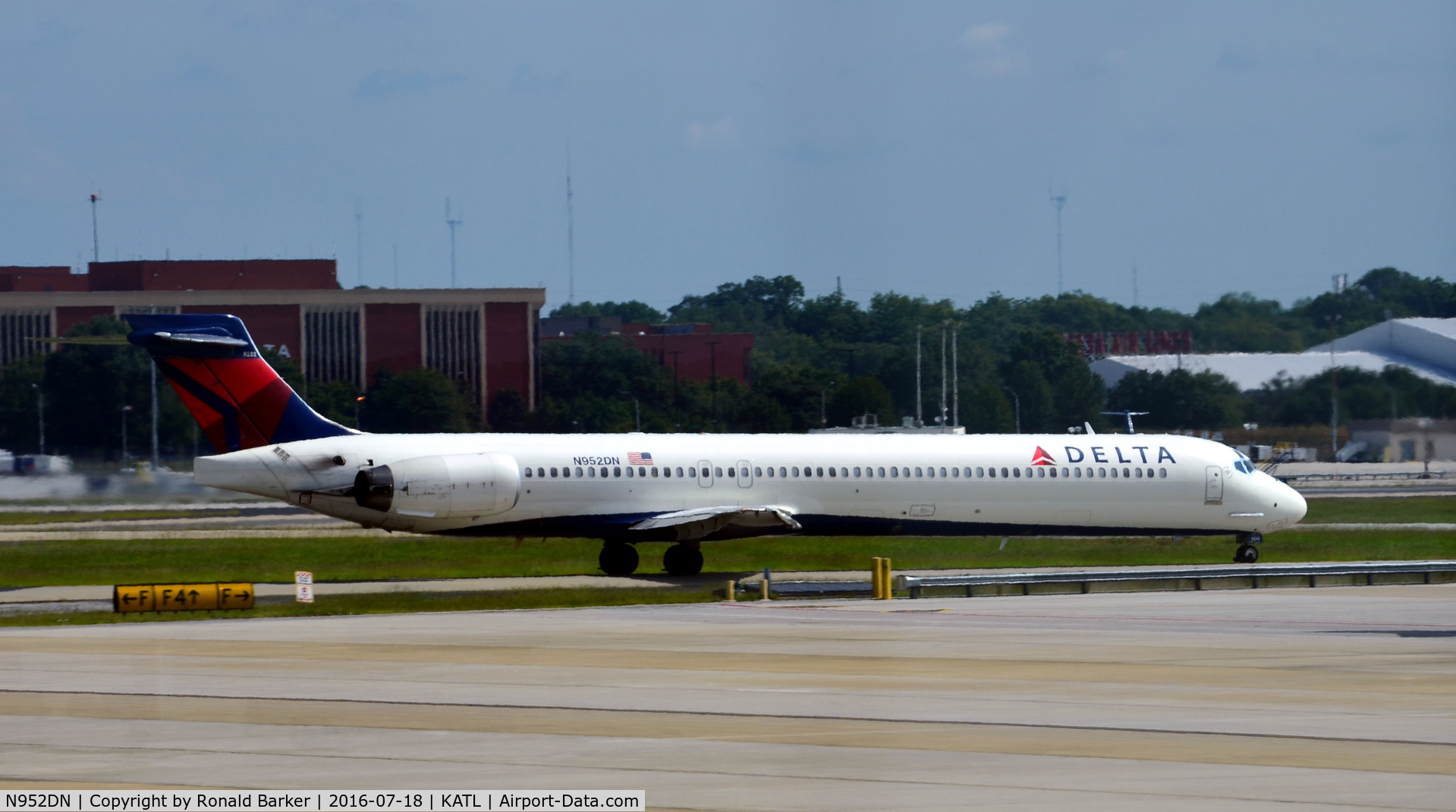 N952DN, 1998 McDonnell Douglas MD-90-30 C/N 53560, Taxi Atlanta