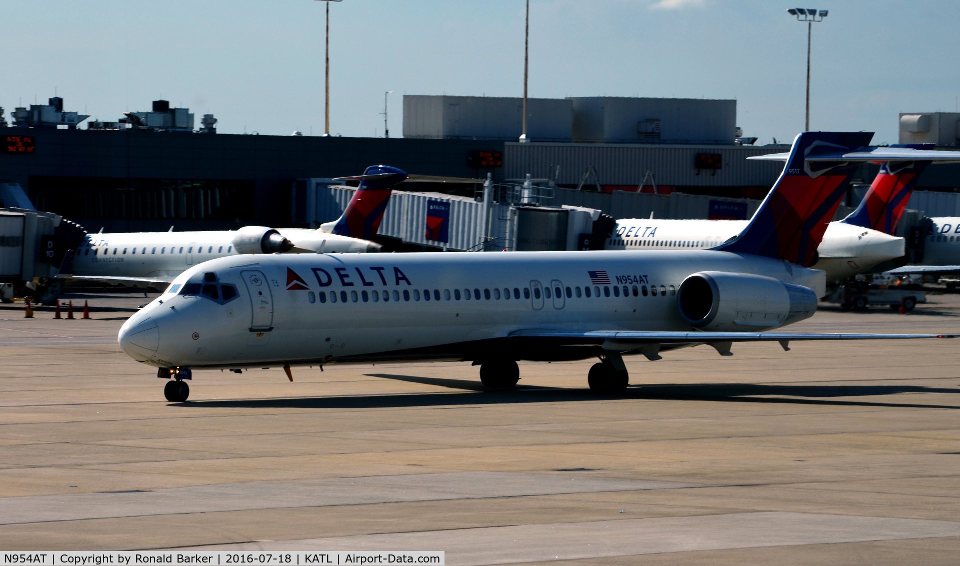 N954AT, 2000 Boeing 717-2BD C/N 55016, Taxi Atlanta