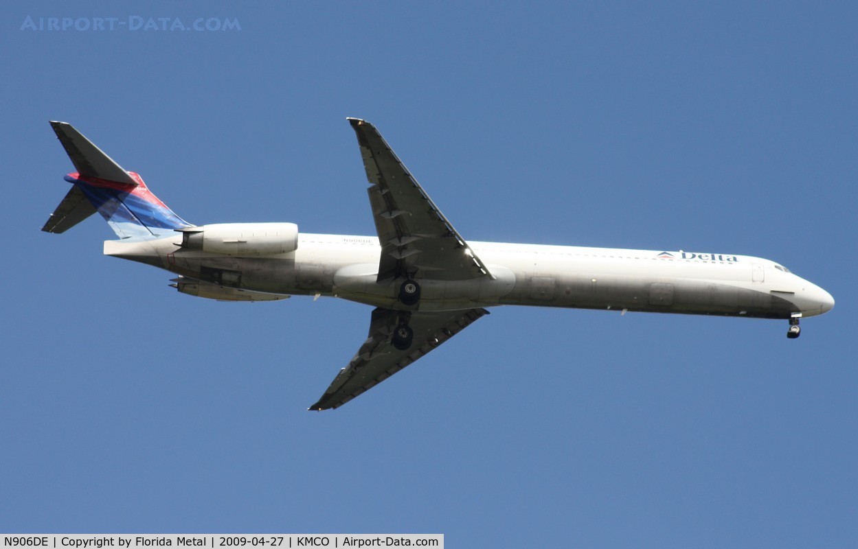 N906DE, 1992 McDonnell Douglas MD-88 C/N 53415, MCO spotting 2009
