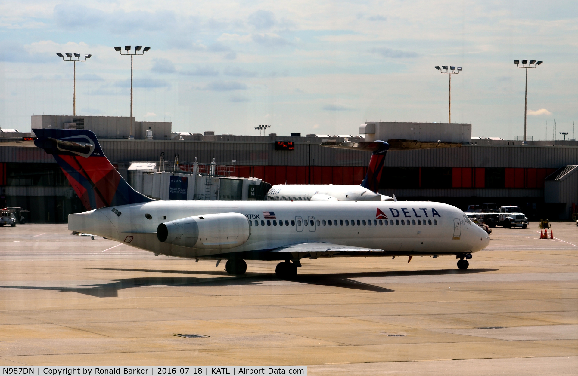 N987DN, 2000 Boeing 717-23S C/N 55064, Pushback Atlanta