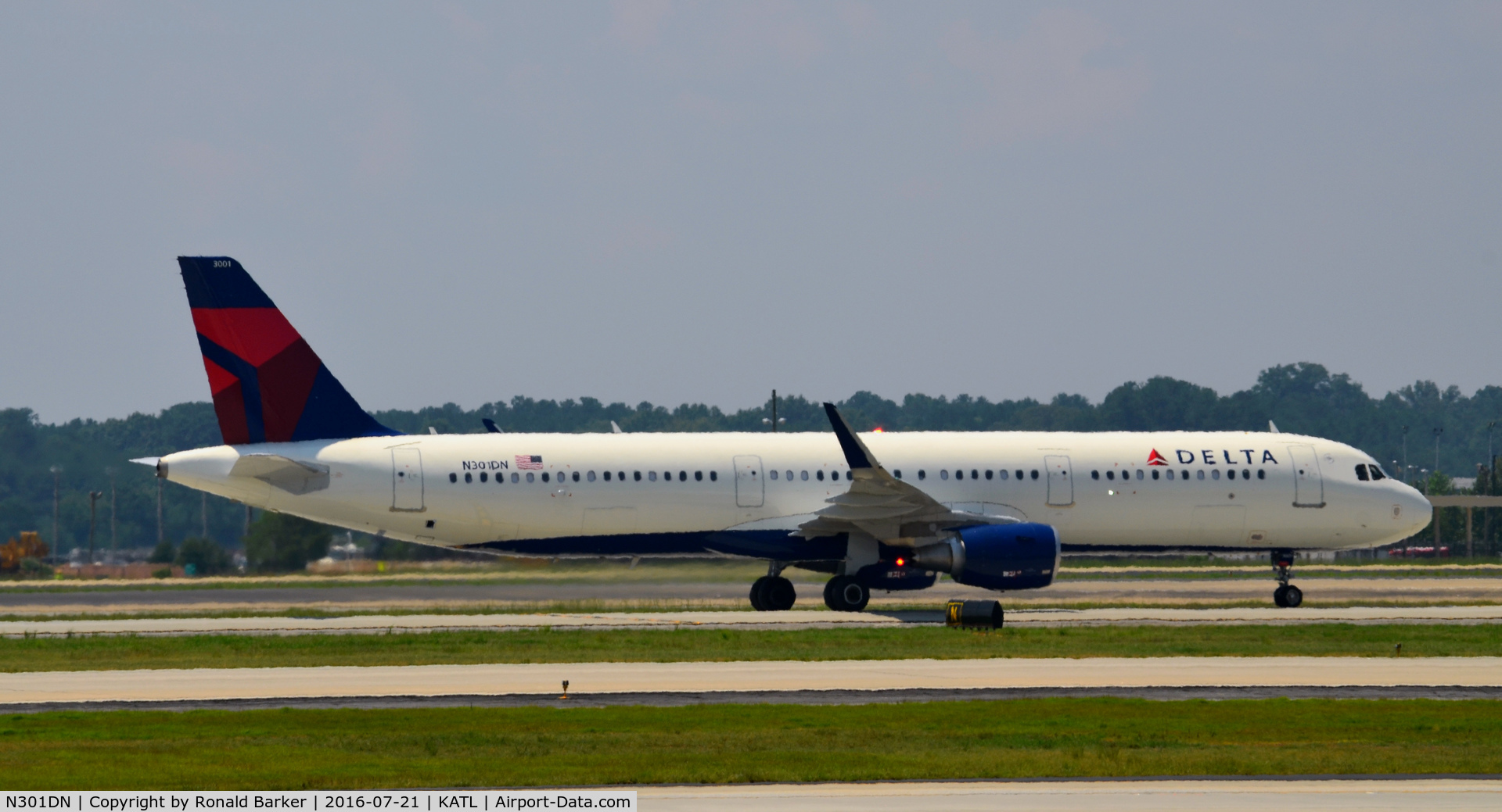 N301DN, 2016 Airbus A321-211 C/N 6923, Taxi Atlanta