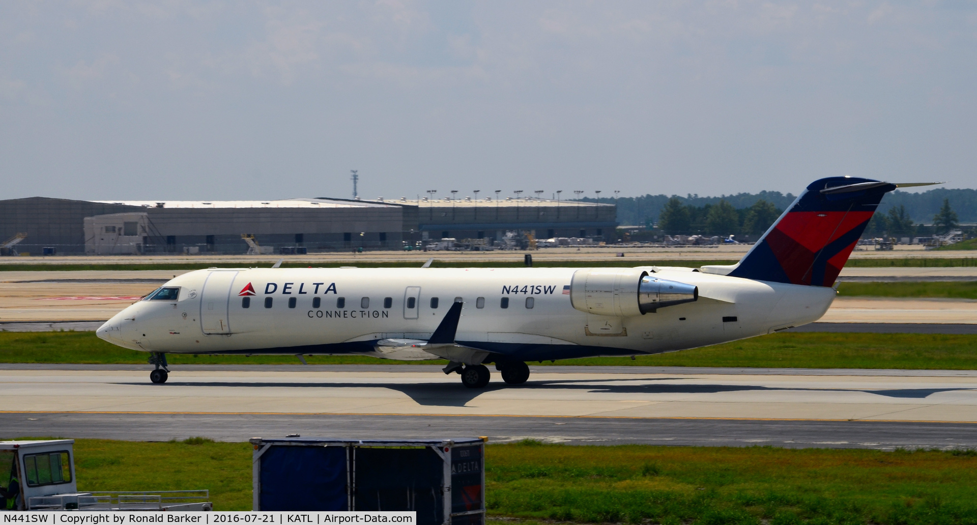 N441SW, 2002 Bombardier CRJ-200LR (CL-600-2B19) C/N 7602, Taxi Atlanta
