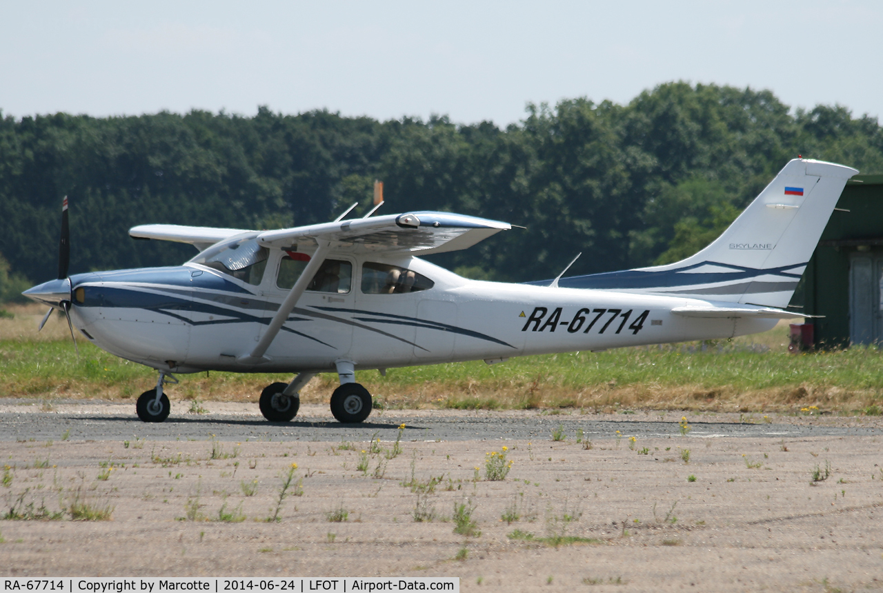 RA-67714, Cessna 182T Skylane Skylane C/N 18282024, Parked.