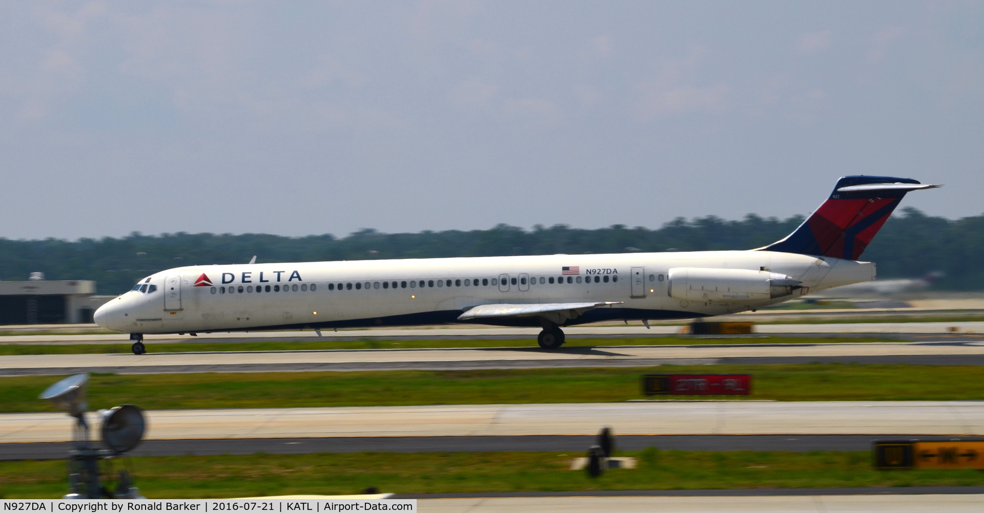 N927DA, 1988 McDonnell Douglas MD-88 C/N 49714, Takeoff Atlanta