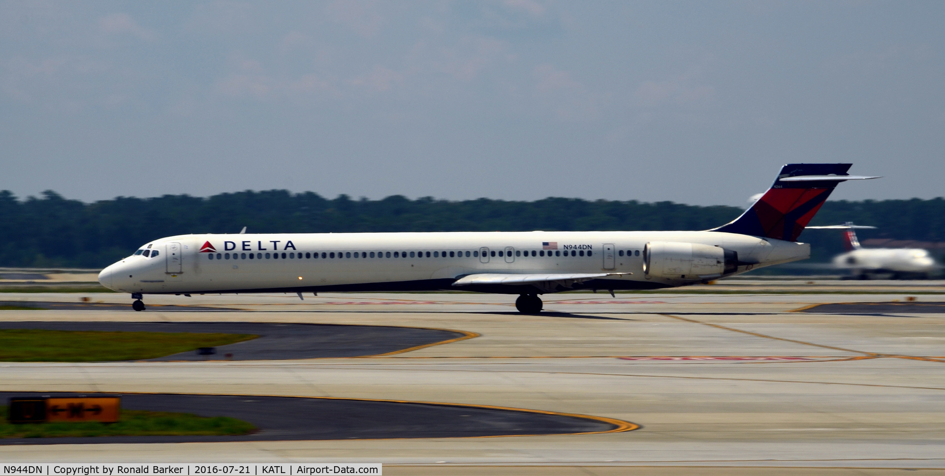 N944DN, 1997 McDonnell Douglas MD-90-30 C/N 53558, Takeoff roll Atlanta