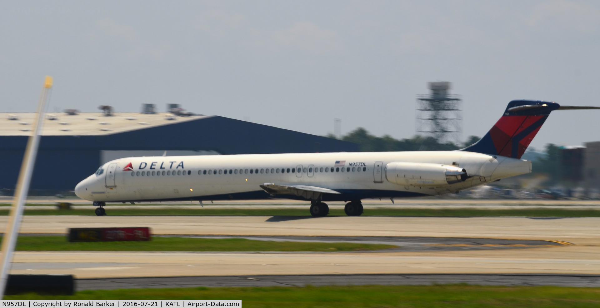 N957DL, 1990 McDonnell Douglas MD-88 C/N 49976, Takeoff roll Atlanta