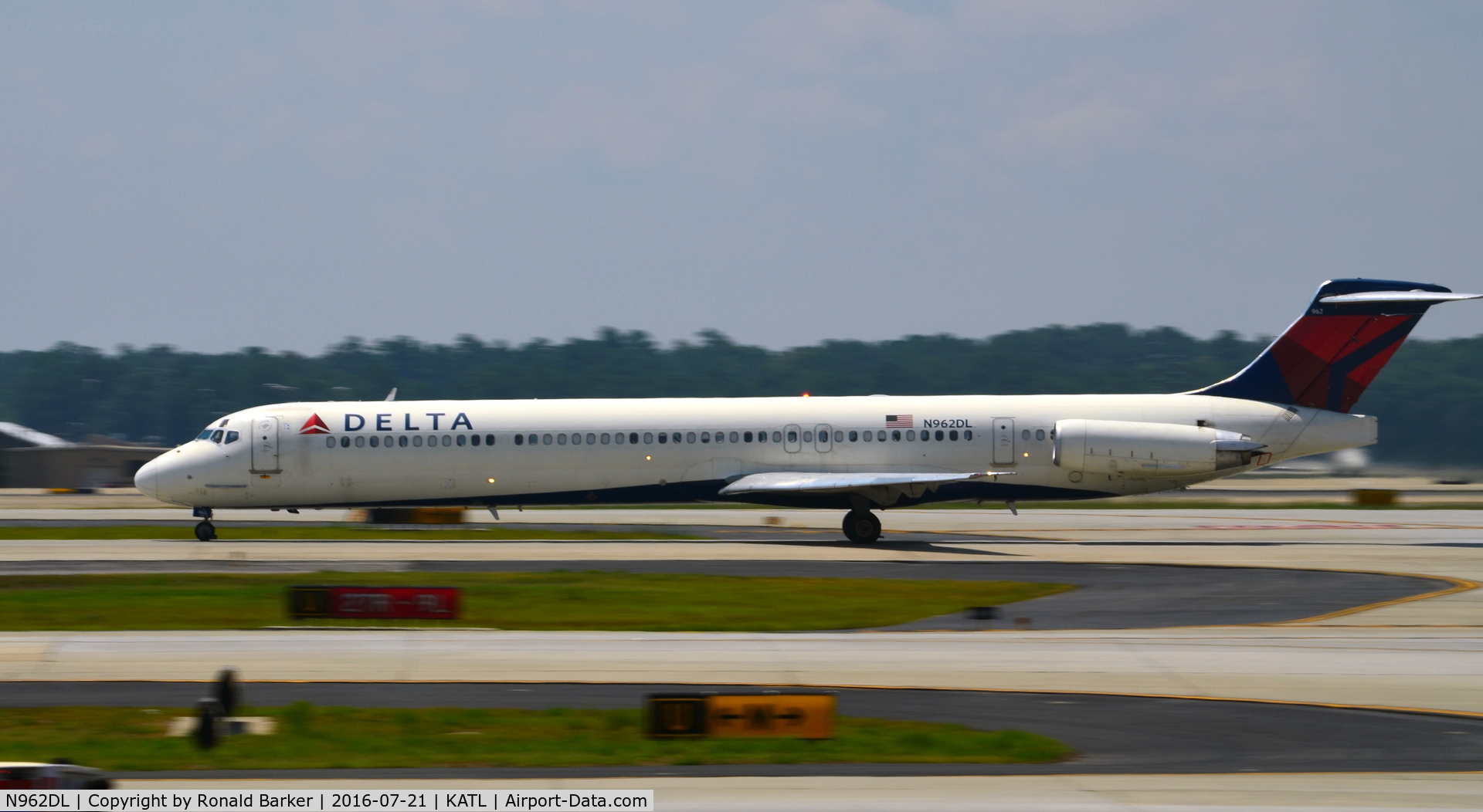 N962DL, 1990 McDonnell Douglas MD-88 C/N 49981, Taxi Atlanta