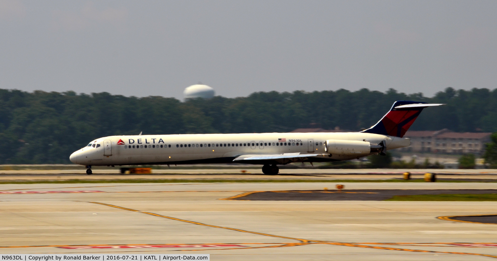 N963DL, 1990 McDonnell Douglas MD-88 C/N 49982, Landing Atlanta