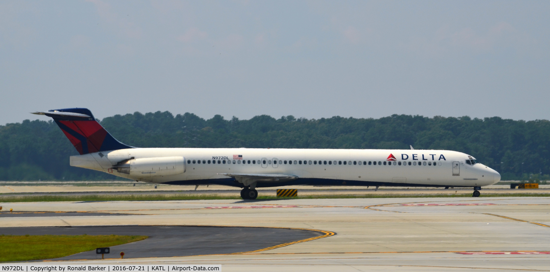 N972DL, 1991 McDonnell Douglas MD-88 C/N 53215, Taxi to gate Atlanta