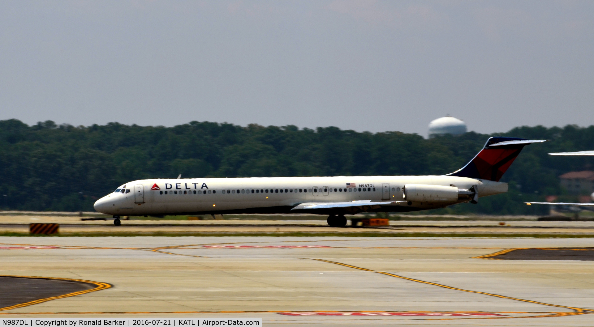 N987DL, 1991 McDonnell Douglas MD-88 C/N 53338, Landing roll Atlanta